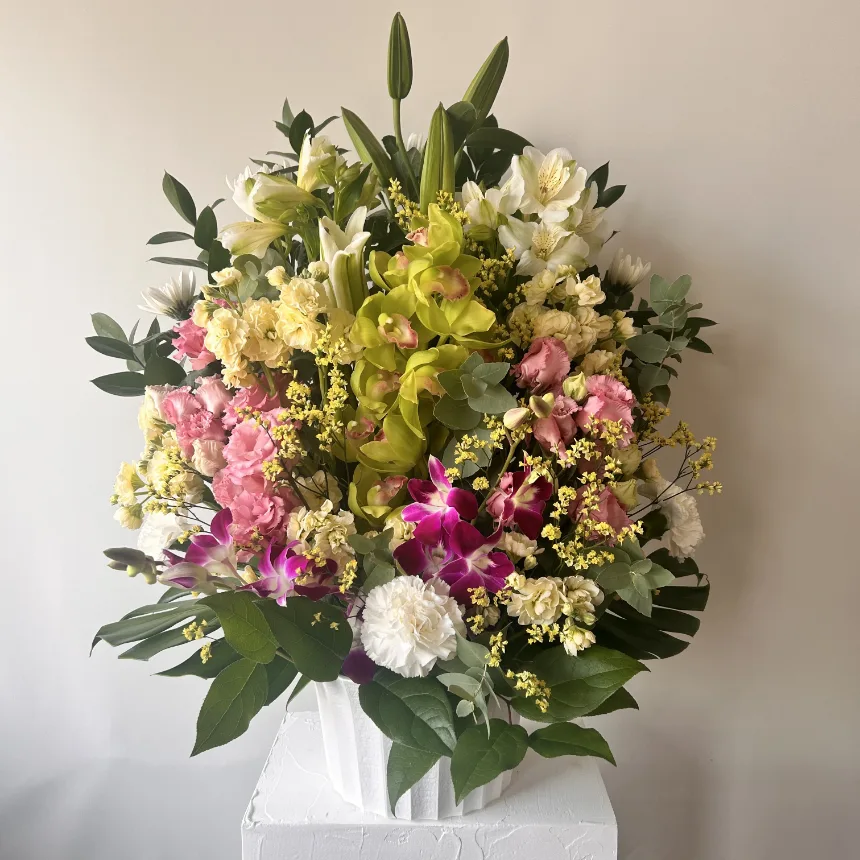 花季の御祝アレンジメント|ピンクと黄緑を基調とした華やかなお祝いの花